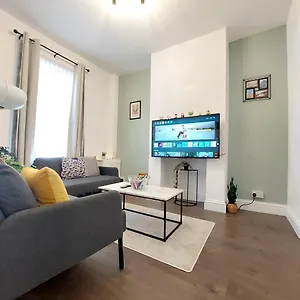 A Cozy At Amber Apartment